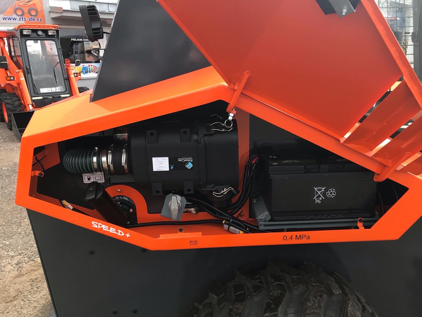Smykový nakladač Locust L‑1004 (55kW) - Obrázek 9